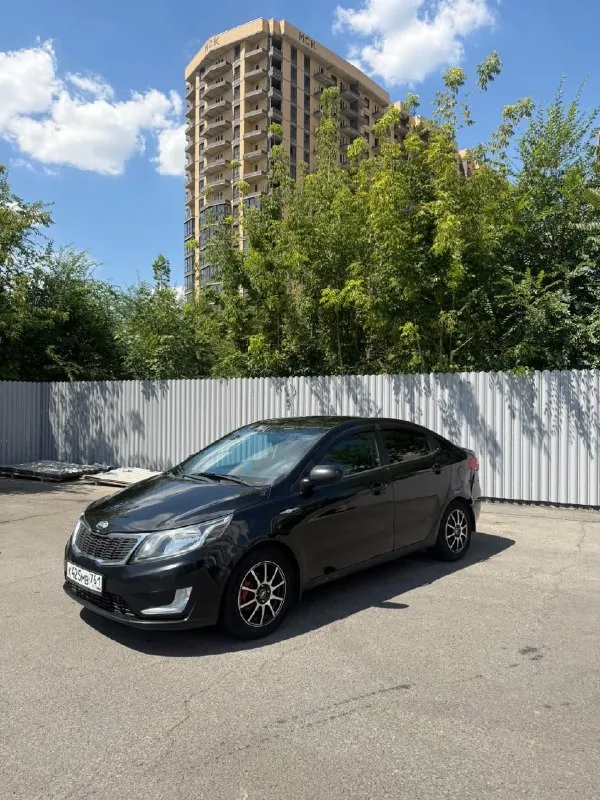 Продам kia rio 3.

Надежный и неприхотливый автомобиль. По технической части все отлично, обслуживался своевременно. Масло и расходники менялись регулярно, последняя замена масла была на пробеге 211 690 км.

Автомобиль эксплуатируется ежедневно, никаких проблем в работе нет.

По факту у машины было три владельца, последующие записи в птс связаны с переоформлением автомобиля внутри семьи. Все подробно расскажу при встрече или по телефону.

Комплектация максимальная:
• Подогрев передних сидений;
• Подогрев рулевого колеса;
• Подогрев заднего стекла;
• Подогрев зоны дворников;
• 4 Электростеклоподъемника;
• Электропривод зеркал;
• Кондиционер, полностью заправлен, охлаждает отлично;
• Мультируль, все кнопки работают;
• Abs;
• Автоматическое включение света.

По кузову есть эксплуатационные недостатки, все видно на фотографиях, ничего не скрываю.

Документы в порядке.
Цена 750.000 руб.
Звоните или пишите, отвечу на все вопросы и подробно расскажу об автомобиле.

Контакты:
+79613034565 - фотография - 3