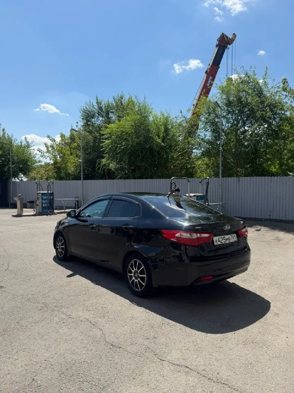 Продам kia rio 3.

Надежный и неприхотливый автомобиль. По технической части все отлично, обслуживался своевременно. Масло и расходники менялись регулярно, последняя замена масла была на пробеге 211 690 км.

Автомобиль эксплуатируется ежедневно, никаких проблем в работе нет.

По факту у машины было три владельца, последующие записи в птс связаны с переоформлением автомобиля внутри семьи. Все подробно расскажу при встрече или по телефону.

Комплектация максимальная:
• Подогрев передних сидений;
• Подогрев рулевого колеса;
• Подогрев заднего стекла;
• Подогрев зоны дворников;
• 4 Электростеклоподъемника;
• Электропривод зеркал;
• Кондиционер, полностью заправлен, охлаждает отлично;
• Мультируль, все кнопки работают;
• Abs;
• Автоматическое включение света.

По кузову есть эксплуатационные недостатки, все видно на фотографиях, ничего не скрываю.

Документы в порядке.
Цена 750.000 руб.
Звоните или пишите, отвечу на все вопросы и подробно расскажу об автомобиле.

Контакты:
+79613034565 - фотография - 4