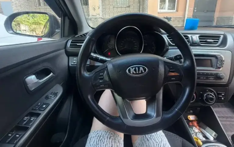 Продам kia rio 3.

Надежный и неприхотливый автомобиль. По технической части все отлично, обслуживался своевременно. Масло и расходники менялись регулярно, последняя замена масла была на пробеге 211 690 км.

Автомобиль эксплуатируется ежедневно, никаких проблем в работе нет.

По факту у машины было три владельца, последующие записи в птс связаны с переоформлением автомобиля внутри семьи. Все подробно расскажу при встрече или по телефону.

Комплектация максимальная:
• Подогрев передних сидений;
• Подогрев рулевого колеса;
• Подогрев заднего стекла;
• Подогрев зоны дворников;
• 4 Электростеклоподъемника;
• Электропривод зеркал;
• Кондиционер, полностью заправлен, охлаждает отлично;
• Мультируль, все кнопки работают;
• Abs;
• Автоматическое включение света.

По кузову есть эксплуатационные недостатки, все видно на фотографиях, ничего не скрываю.

Документы в порядке.
Цена 750.000 руб.
Звоните или пишите, отвечу на все вопросы и подробно расскажу об автомобиле.

Контакты:
+79613034565 - фотография - 5