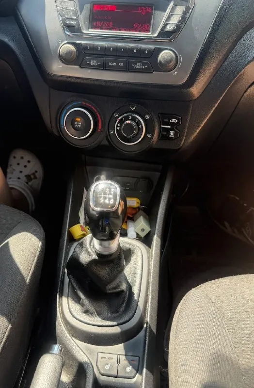 Продам kia rio 3.

Надежный и неприхотливый автомобиль. По технической части все отлично, обслуживался своевременно. Масло и расходники менялись регулярно, последняя замена масла была на пробеге 211 690 км.

Автомобиль эксплуатируется ежедневно, никаких проблем в работе нет.

По факту у машины было три владельца, последующие записи в птс связаны с переоформлением автомобиля внутри семьи. Все подробно расскажу при встрече или по телефону.

Комплектация максимальная:
• Подогрев передних сидений;
• Подогрев рулевого колеса;
• Подогрев заднего стекла;
• Подогрев зоны дворников;
• 4 Электростеклоподъемника;
• Электропривод зеркал;
• Кондиционер, полностью заправлен, охлаждает отлично;
• Мультируль, все кнопки работают;
• Abs;
• Автоматическое включение света.

По кузову есть эксплуатационные недостатки, все видно на фотографиях, ничего не скрываю.

Документы в порядке.
Цена 750.000 руб.
Звоните или пишите, отвечу на все вопросы и подробно расскажу об автомобиле.

Контакты:
+79613034565 - фотография - 6