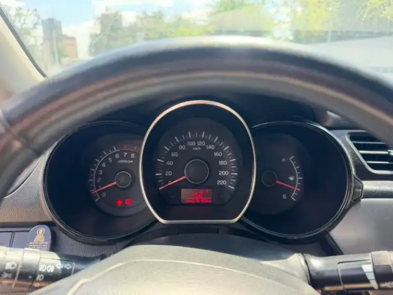 Продам kia rio 3.

Надежный и неприхотливый автомобиль. По технической части все отлично, обслуживался своевременно. Масло и расходники менялись регулярно, последняя замена масла была на пробеге 211 690 км.

Автомобиль эксплуатируется ежедневно, никаких проблем в работе нет.

По факту у машины было три владельца, последующие записи в птс связаны с переоформлением автомобиля внутри семьи. Все подробно расскажу при встрече или по телефону.

Комплектация максимальная:
• Подогрев передних сидений;
• Подогрев рулевого колеса;
• Подогрев заднего стекла;
• Подогрев зоны дворников;
• 4 Электростеклоподъемника;
• Электропривод зеркал;
• Кондиционер, полностью заправлен, охлаждает отлично;
• Мультируль, все кнопки работают;
• Abs;
• Автоматическое включение света.

По кузову есть эксплуатационные недостатки, все видно на фотографиях, ничего не скрываю.

Документы в порядке.
Цена 750.000 руб.
Звоните или пишите, отвечу на все вопросы и подробно расскажу об автомобиле.

Контакты:
+79613034565 - фотография - 7