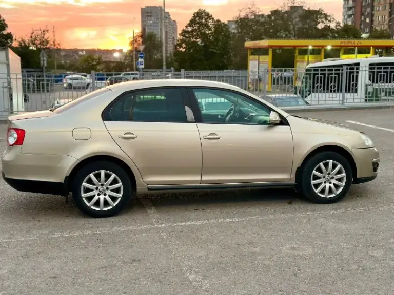 Продам джету 2006г 1.6
Км 203 000
Коробка автомат
Двигатель работает как часики, масло не берет, ничего не капает.
Коробка не пинается, переключается плавно.
По кузову коррозии нет.
Салон в хорошем состоянии, в машине не курили.
Автомобиль очень надёжный, проблем с запчастями нет.
Комплектация хорошая: стелкоподъёмники, электропривод зеркал, двухзонный климат контроль, камера заднего вида, доводчик стекол, новая мультимедиа (планшет) и многое другое.
В комплекте отдам зимнюю резину на штампах.
В общем, за свои деньги отличный аппарат!

Стоимость: 540 000
Просмотр: ростов-на-дону, ул. Добровольского 11/2

Контакты:
+79895228780
Vk. Com/egor_kaydanovich - фотография - 3