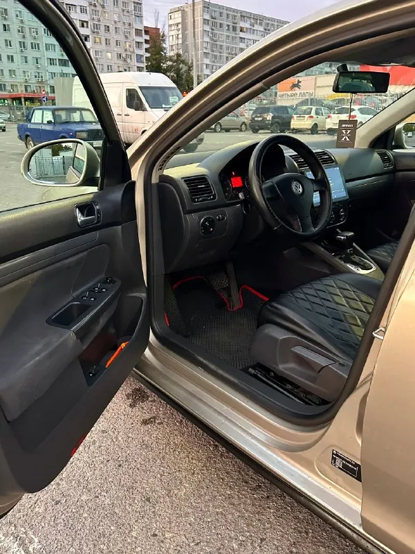 Продам джету 2006г 1.6
Км 203 000
Коробка автомат
Двигатель работает как часики, масло не берет, ничего не капает.
Коробка не пинается, переключается плавно.
По кузову коррозии нет.
Салон в хорошем состоянии, в машине не курили.
Автомобиль очень надёжный, проблем с запчастями нет.
Комплектация хорошая: стелкоподъёмники, электропривод зеркал, двухзонный климат контроль, камера заднего вида, доводчик стекол, новая мультимедиа (планшет) и многое другое.
В комплекте отдам зимнюю резину на штампах.
В общем, за свои деньги отличный аппарат!

Стоимость: 540 000
Просмотр: ростов-на-дону, ул. Добровольского 11/2

Контакты:
+79895228780
Vk. Com/egor_kaydanovich - фотография - 7