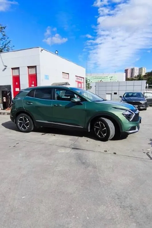 Kia sportage, 2023, 1.6 turbo, акпп, awd

Продаю практически новый кроссовер kia sportage в отличном состоянии. Автомобиль от единственного владельца, эксплуатировался бережно, состояние — «сел и поехал».
Основные характеристики:
Двигатель/кпп: 1.6 turbo (137 л. С. ) — динамичный и экономичный мотор. Работает идеально, работает в паре с классическим автоматом.
Привод: полный привод (awd) — отличная проходимость и уверенность на любом покрытии.
Пробег: 48 000 км (реальный, подтвержденный).
Комплектация: максимальный комфорт и безопасность. Включает двухзонный климат-контроль, систему удержания в полосе движения, подогрев руля и всех передних сидений.
Преимущества:
Один владелец: юридически чистая история, птс оригинал.
Состояние: технически полностью исправен. Машина не требует никаких вложений.
Безопасность: современные системы помощи водителю (удержание полосы) обеспечивают высокий уровень защиты.
Цена: 3 150 000 руб.
Номер +7 951 820-03-43 - фотография - 1