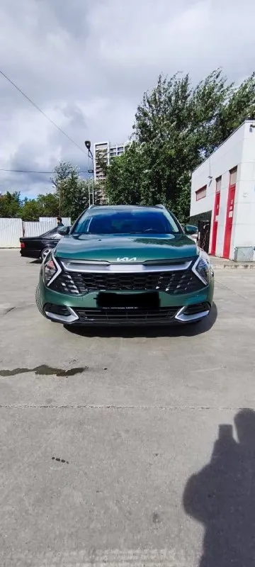 Kia sportage, 2023, 1.6 turbo, акпп, awd

Продаю практически новый кроссовер kia sportage в отличном состоянии. Автомобиль от единственного владельца, эксплуатировался бережно, состояние — «сел и поехал».
Основные характеристики:
Двигатель/кпп: 1.6 turbo (137 л. С. ) — динамичный и экономичный мотор. Работает идеально, работает в паре с классическим автоматом.
Привод: полный привод (awd) — отличная проходимость и уверенность на любом покрытии.
Пробег: 48 000 км (реальный, подтвержденный).
Комплектация: максимальный комфорт и безопасность. Включает двухзонный климат-контроль, систему удержания в полосе движения, подогрев руля и всех передних сидений.
Преимущества:
Один владелец: юридически чистая история, птс оригинал.
Состояние: технически полностью исправен. Машина не требует никаких вложений.
Безопасность: современные системы помощи водителю (удержание полосы) обеспечивают высокий уровень защиты.
Цена: 3 150 000 руб.
Номер +7 951 820-03-43 - фотография - 2