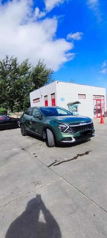 Kia sportage, 2023, 1.6 turbo, акпп, awd

Продаю практически новый кроссовер kia sportage в отличном состоянии. Автомобиль от единственного владельца, эксплуатировался бережно, состояние — «сел и поехал».
Основные характеристики:
Двигатель/кпп: 1.6 turbo (137 л. С. ) — динамичный и экономичный мотор. Работает идеально, работает в паре с классическим автоматом.
Привод: полный привод (awd) — отличная проходимость и уверенность на любом покрытии.
Пробег: 48 000 км (реальный, подтвержденный).
Комплектация: максимальный комфорт и безопасность. Включает двухзонный климат-контроль, систему удержания в полосе движения, подогрев руля и всех передних сидений.
Преимущества:
Один владелец: юридически чистая история, птс оригинал.
Состояние: технически полностью исправен. Машина не требует никаких вложений.
Безопасность: современные системы помощи водителю (удержание полосы) обеспечивают высокий уровень защиты.
Цена: 3 150 000 руб.
Номер +7 951 820-03-43 - фотография - 3